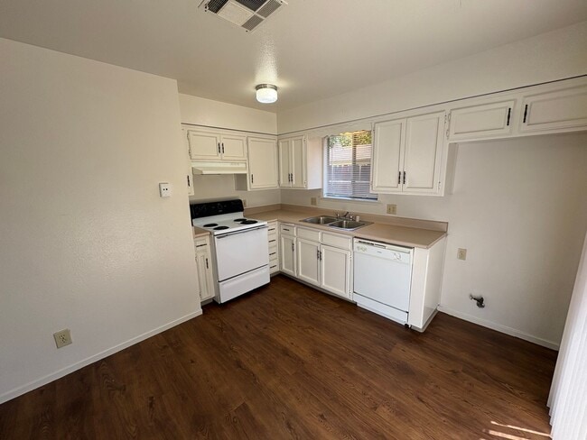 Building Photo - 3708