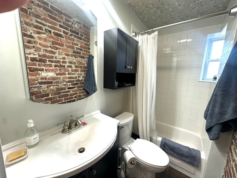 Building Photo - 10 Henchman St