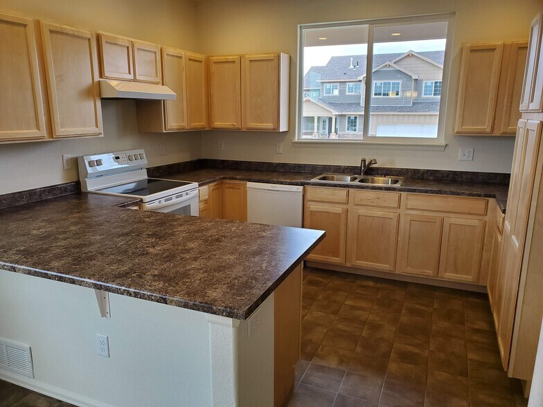 Large Kitchen - 1018 Mount Oxford Ave