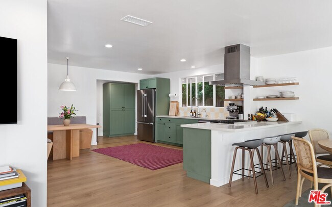 Building Photo - 6202 Frondosa Dr