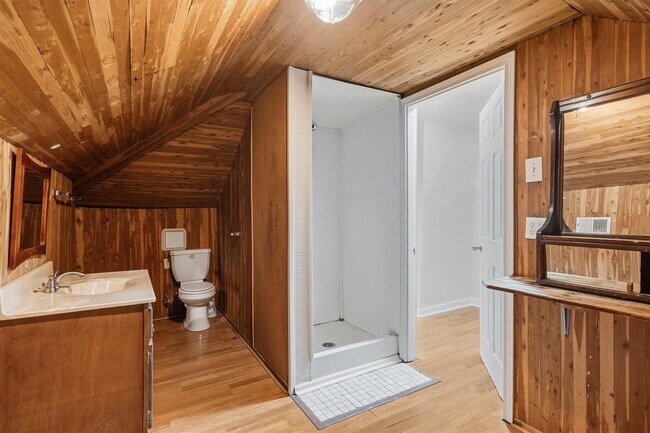 Building Photo - 871 University St