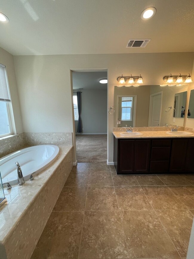 Building Photo - 3845 Lookout Dr