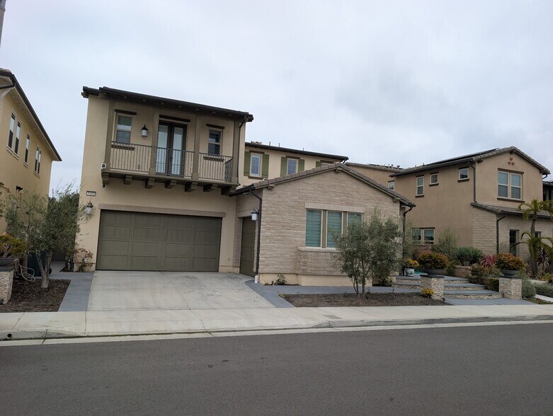 Building Photo - 5201 Goldenrod Cir