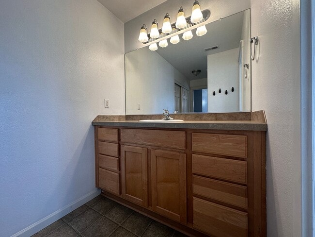 Building Photo - Beautiful 4 Bedroom 2.5 Bath Single Family...