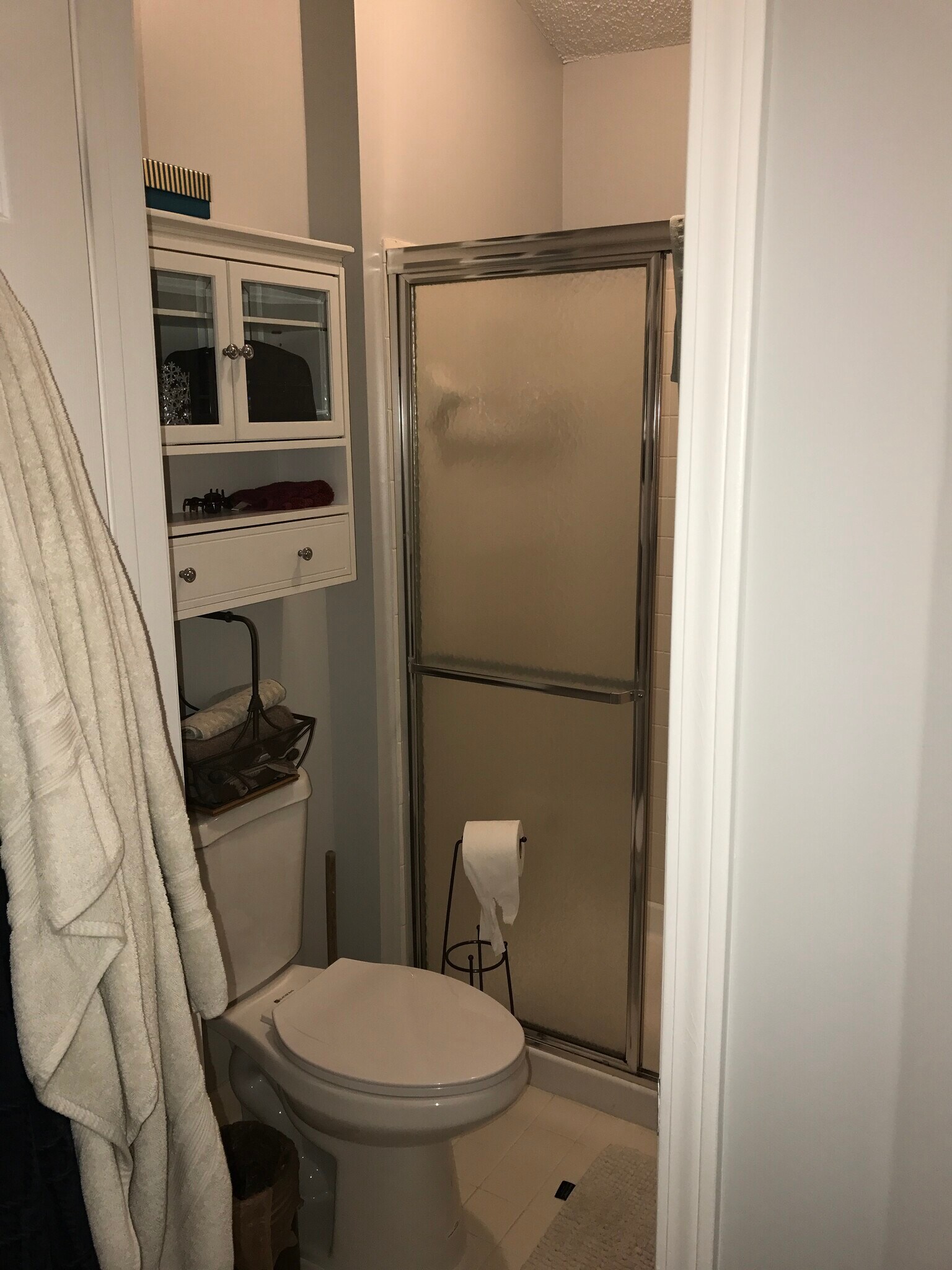 Portion of the master bath - 49730 Plymouth Way