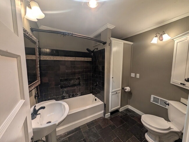 Building Photo - 501 NE Broadway St