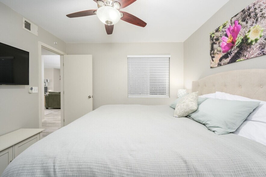 Building Photo - 4850 E Desert Cove Ave