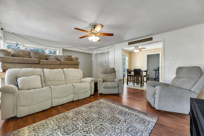 Building Photo - 520 Helena St