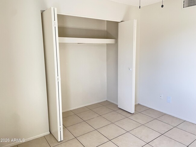 Building Photo - 2022 W Eugie Ave