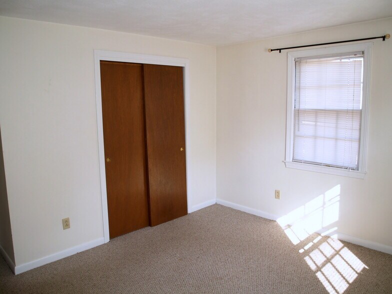 Building Photo - 17 Sinai Cir