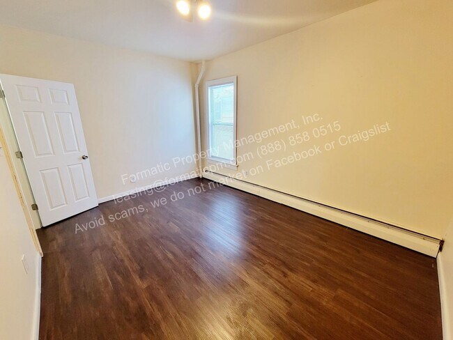 Building Photo - 377 S River St