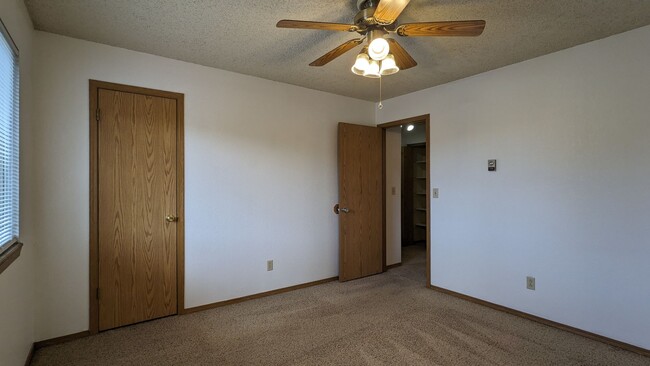 Building Photo - 2 Bed Townhome Available Now!