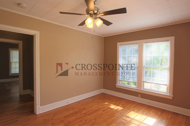 Building Photo - 2 bedroom 1 bath Triplex in central Tyler!