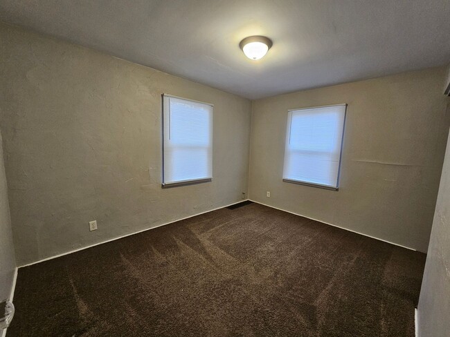 Building Photo - 3 bed, 1 bath, South Bend