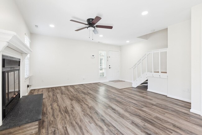 Building Photo - Columbus Station Condo-Ready to move in