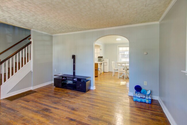 Building Photo - 824 Wabank St