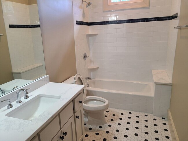 Building Photo - Renovated 3 Bedroom and 2 Bathroom availab...