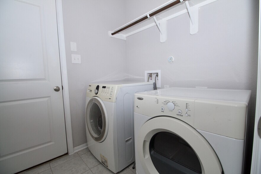 Building Photo - 383 Leadtree Loop