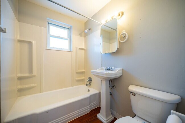 Building Photo - 472 Elsmere St