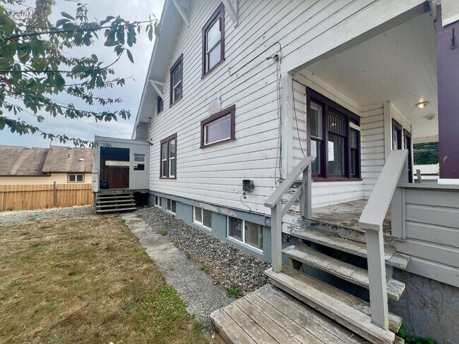 Building Photo - 875-879 Donnelly Ave