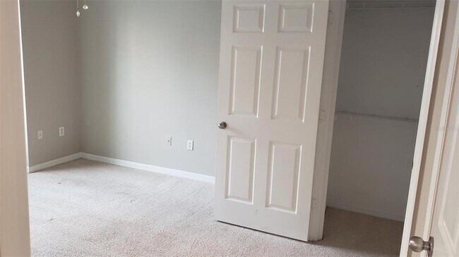 Building Photo - 2000 Erving Cir