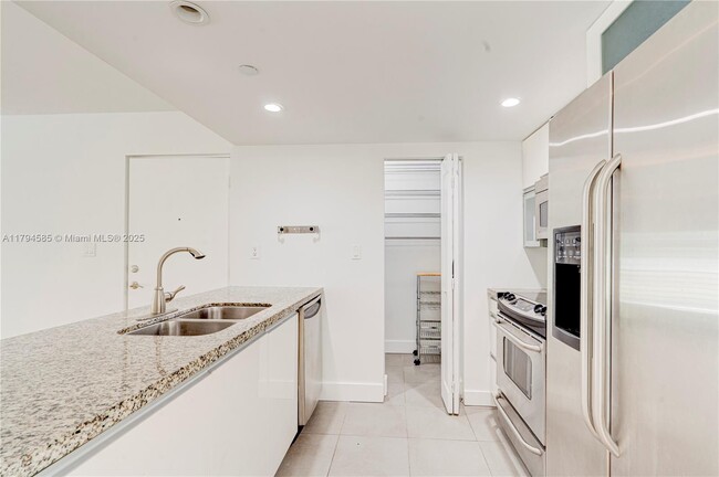 Building Photo - 7541 SW 61st Ave