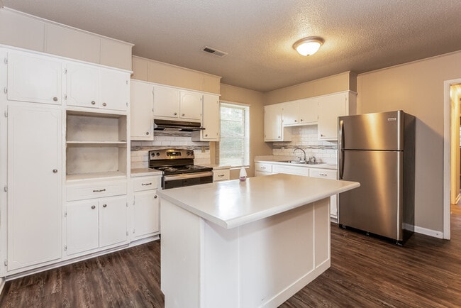 Building Photo - 1011 Hillwood Dr SW