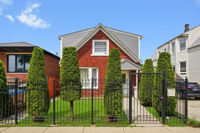 Primary Photo - 2220 N Monitor Ave