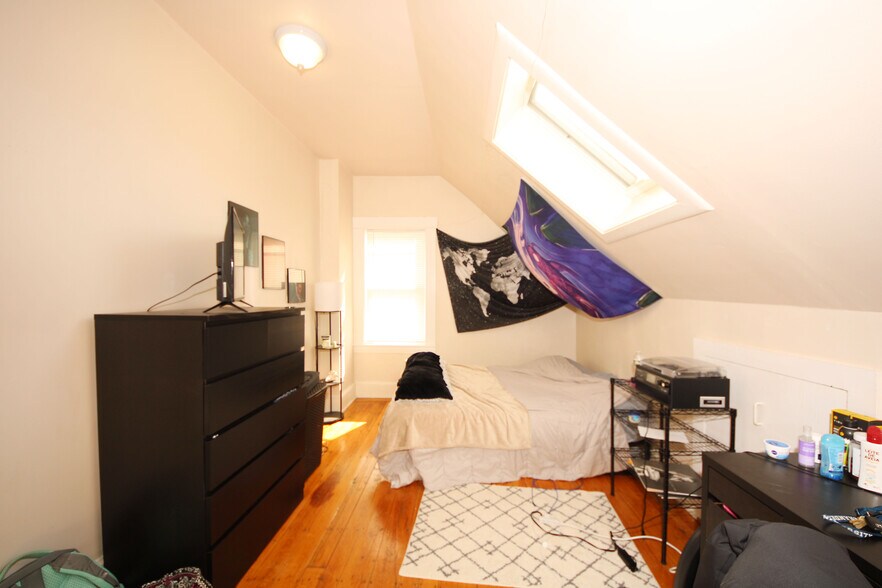 Building Photo - 64 Bedford St