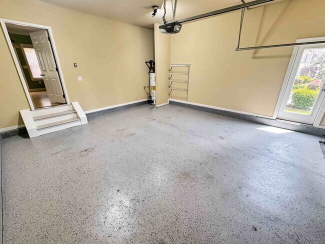 Building Photo - 6BR, 4BA, In-Law Suite