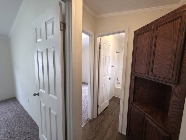 Building Photo - 1309 W Plum St