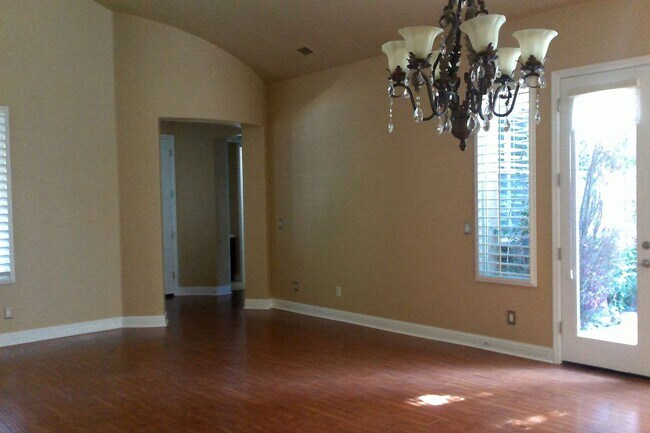 Building Photo - Beautiful 3 Bedroom 3 Bath home in Clovis