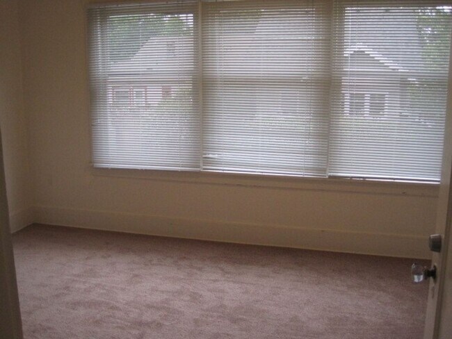 Building Photo - Live in Wallingford and Be Close to Everything!