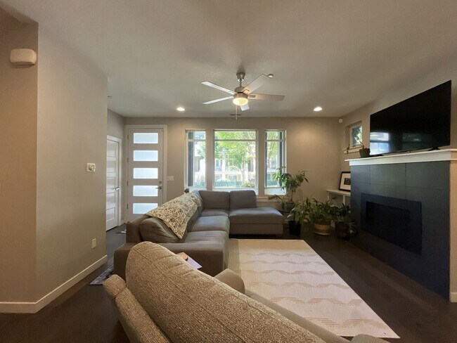 Building Photo - Spacious 2,511 Sq Ft Wilsonville Townhome with Vaulted Loft, Modern Kitchen & Attached Two-Car Ga...