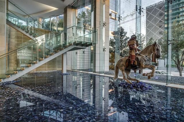 Building Photo - 2900 McKinnon-161.2