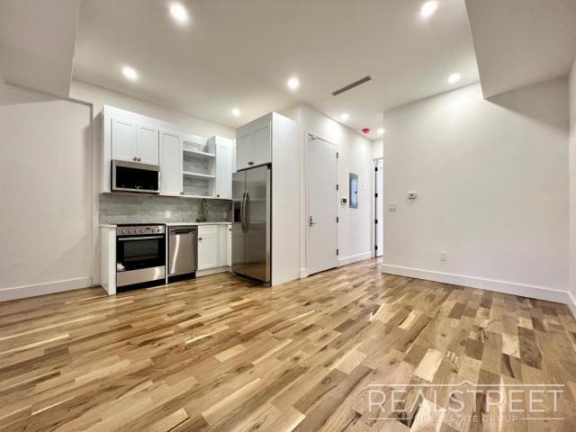 Building Photo - 3 bedroom in BROOKLYN NY 11213