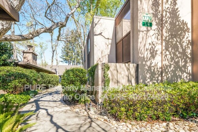 Building Photo - 2229 Woodside Ln