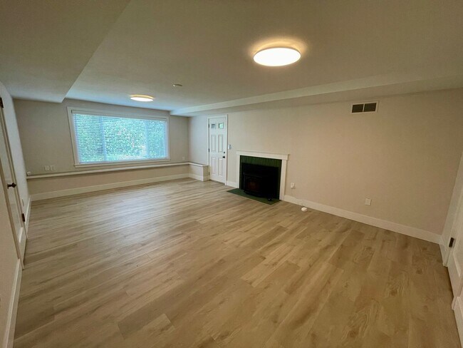 Building Photo - 7605 Sunset Cir W
