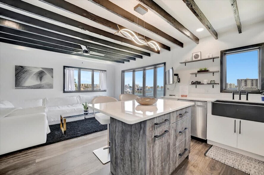 Building Photo - 483 E Shore Dr