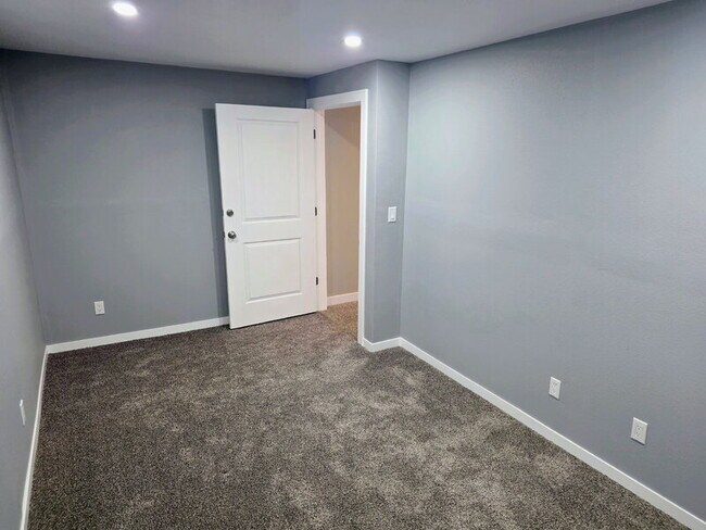 Building Photo - 701 Bradford Dr