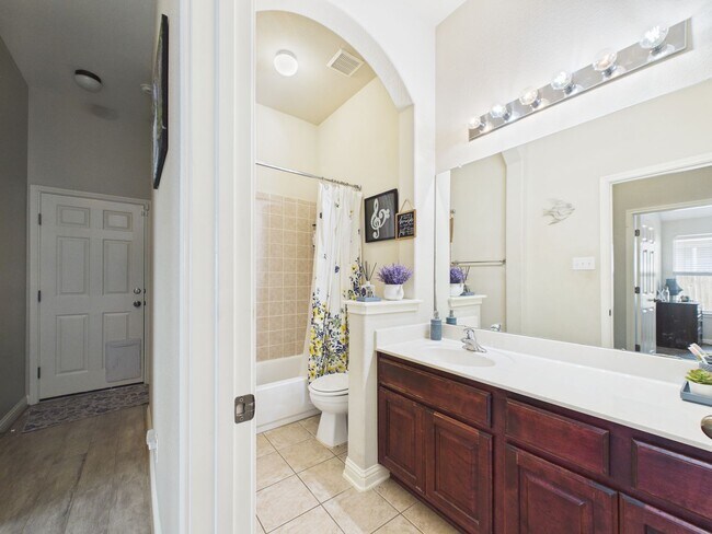 Building Photo - Charming Single-Story Retreat with Designer Finishes in South Austin