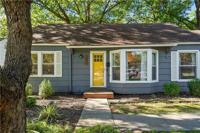 Building Photo - Charming Prairie Village Ranch + Designer ...