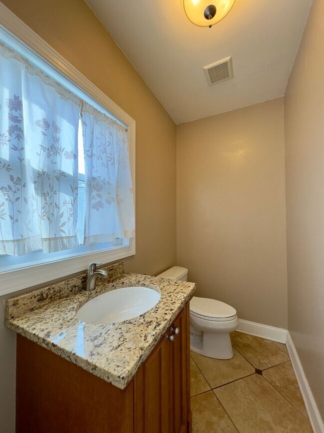 Building Photo - Charming 2 Bedroom/3.5 Bathroom Townhome in Canton, MD!