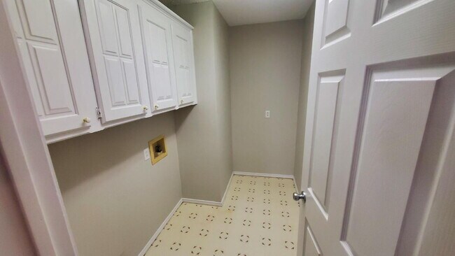 Building Photo - Spacious Townhome Southwest Lubbock