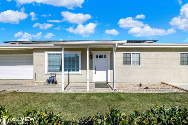 Building Photo - Charming Home with Expansive Backyard Oasis