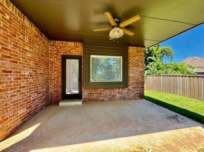 Building Photo - 2600 Sweetbriar Ct