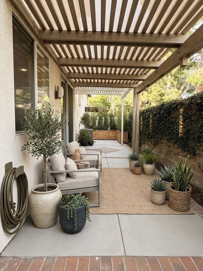 Building Photo - Beautiful 4 Bedroom, 2.5 Bathroom Home in West Irvine Pointe Community