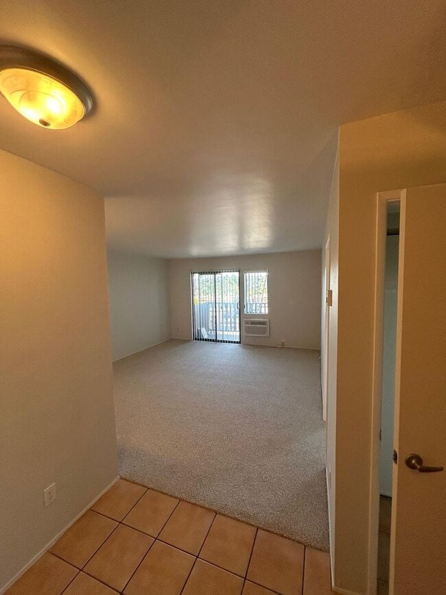 Building Photo - Spacious 1 bedroom Condo with Beautiful Views! Water, sewer, and trash included! Move In Ready! M...