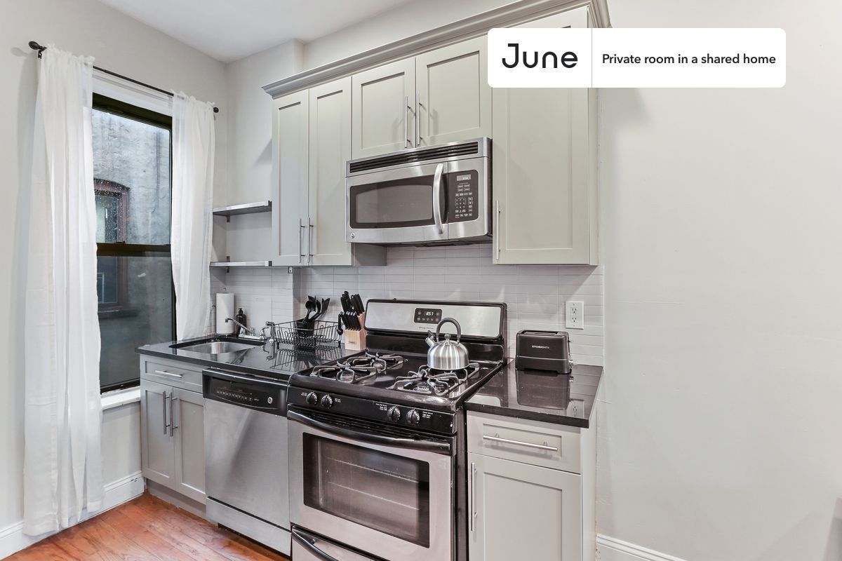 Building Photo - Room in Shared 4 bed/1 bath home