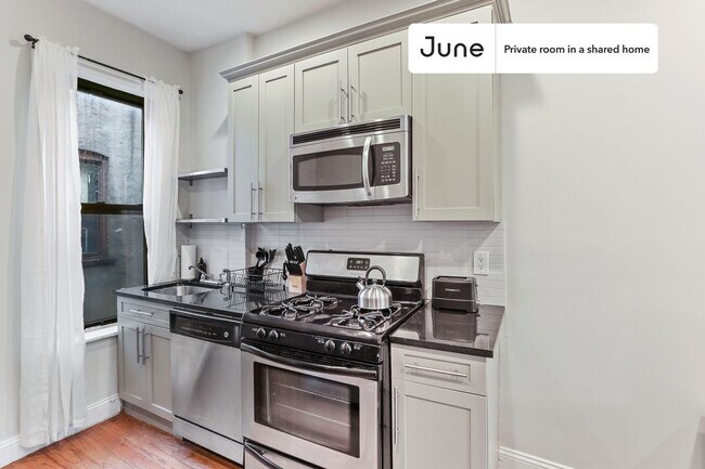 Building Photo - Room in Shared 4 bed/1 bath home in Crown Heights